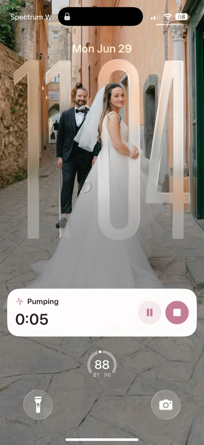 A live pumping timer on the iPhone Lock Screen, with pause and stop controls